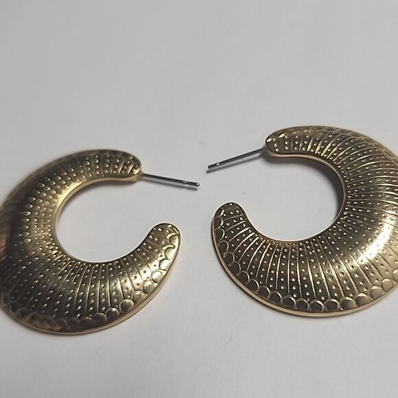 Elegant Gold Hoop Earrings - Picture 2 of 4